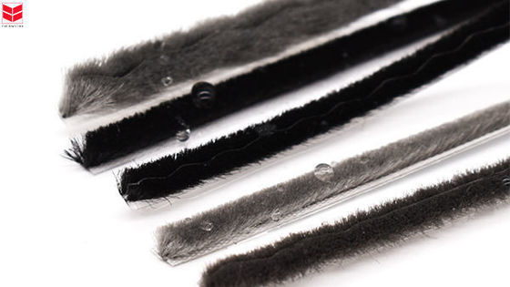 Glijdeuren, vensters, verzegelingen, borstelband, wolstapel, kleefband, weerband.