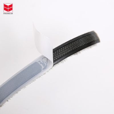 Zelfklevend afdichtband Doorkant Klevend Weer Pile Strip Voor Huis 100% PP Materiaal Gebruikt voor duurzaamheid